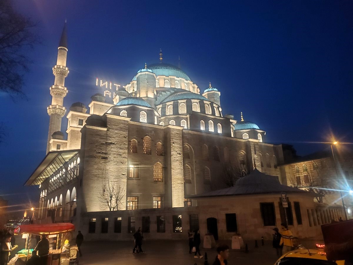 Yemi Cami Mosque lit up at night