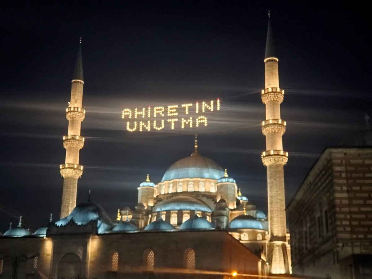 Sign reading 'Ahiretini Unutma'